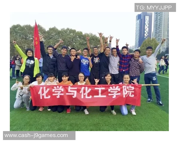 足球宝贝千钰乐文的魅力与激情展现足球场上的青春风采